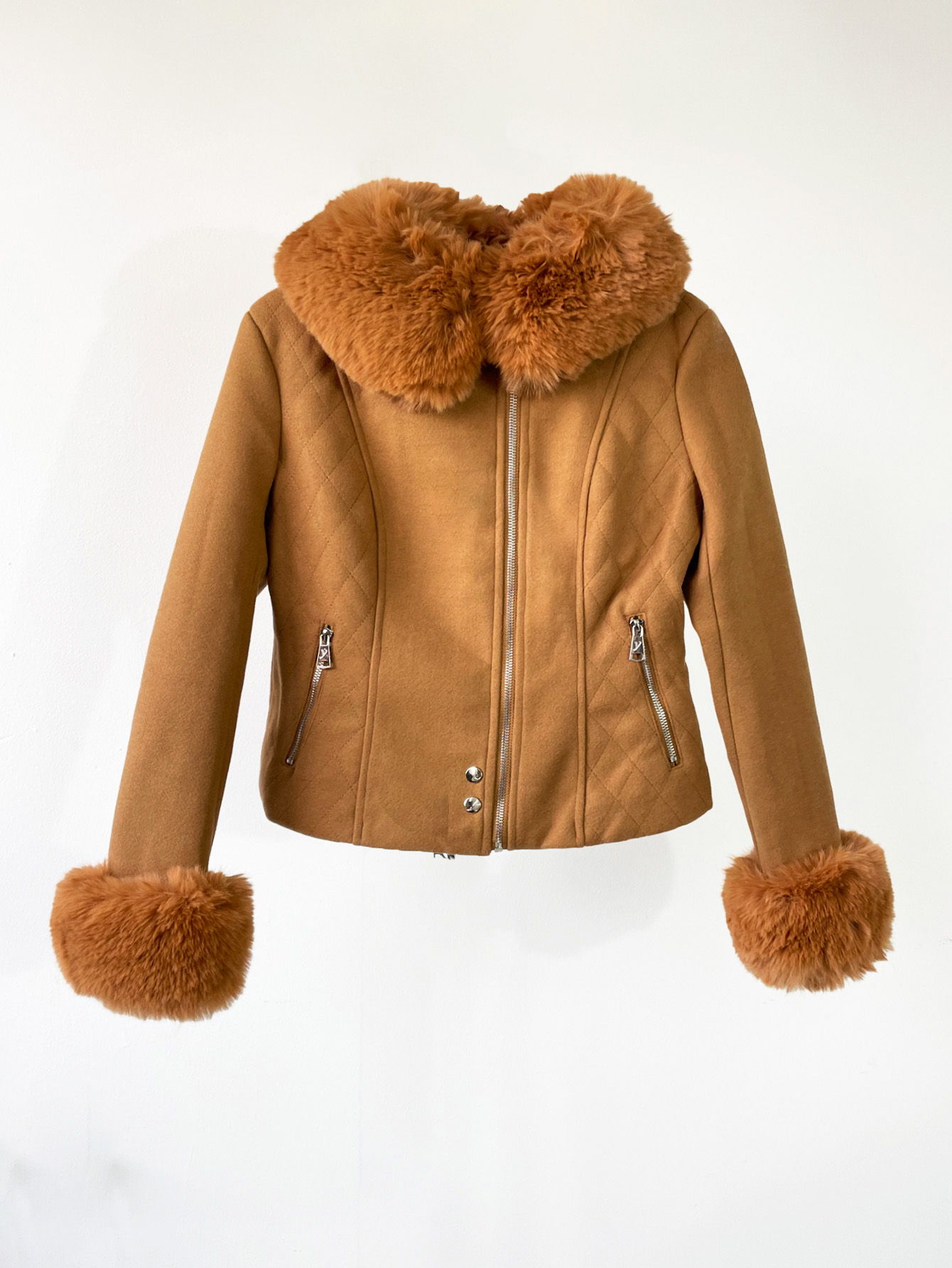 Chamarra corta con peluche desmontable estilo biker